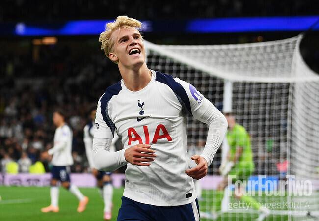 ”흥민이 형은 토트넘 역사상 최고” 존경심 드러냈던 ‘06년생 꽃미남’ MF, SON 떠나자 나간다…'리버풀의 우선 영입 타깃'