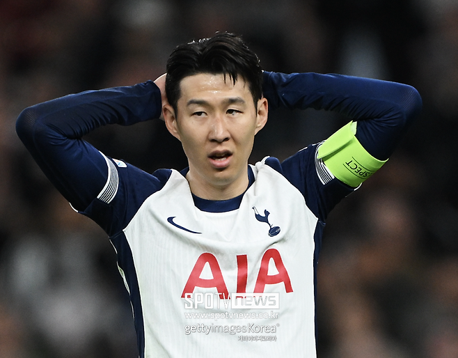 영어도 못 해, 경기 중 발길질…“손흥민 주장 완장→왜 물려 받았나” 황당하고 멍청한 퇴장, 토트넘 캡틴 로메로에게 英 분노 폭발