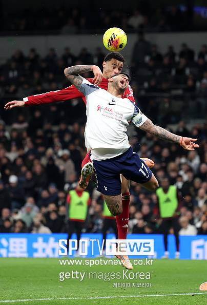 영어도 못 해, 경기 중 발길질…“손흥민 주장 완장→왜 물려 받았나” 황당하고 멍청한 퇴장, 토트넘 캡틴 로메로에게 英 분노 폭발