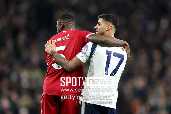 영어도 못 해, 경기 중 발길질…“손흥민 주장 완장→왜 물려 받았나” 황당하고 멍청한 퇴장, 토트넘 캡틴 로메로에게 英 분노 폭발