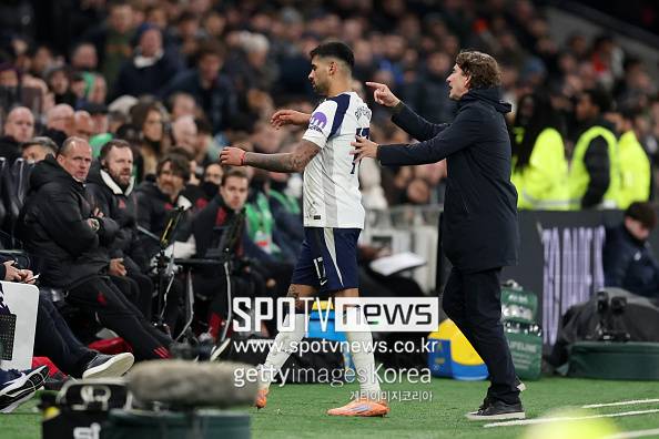 영어도 못 해, 경기 중 발길질…“손흥민 주장 완장→왜 물려 받았나” 황당하고 멍청한 퇴장, 토트넘 캡틴 로메로에게 英 분노 폭발