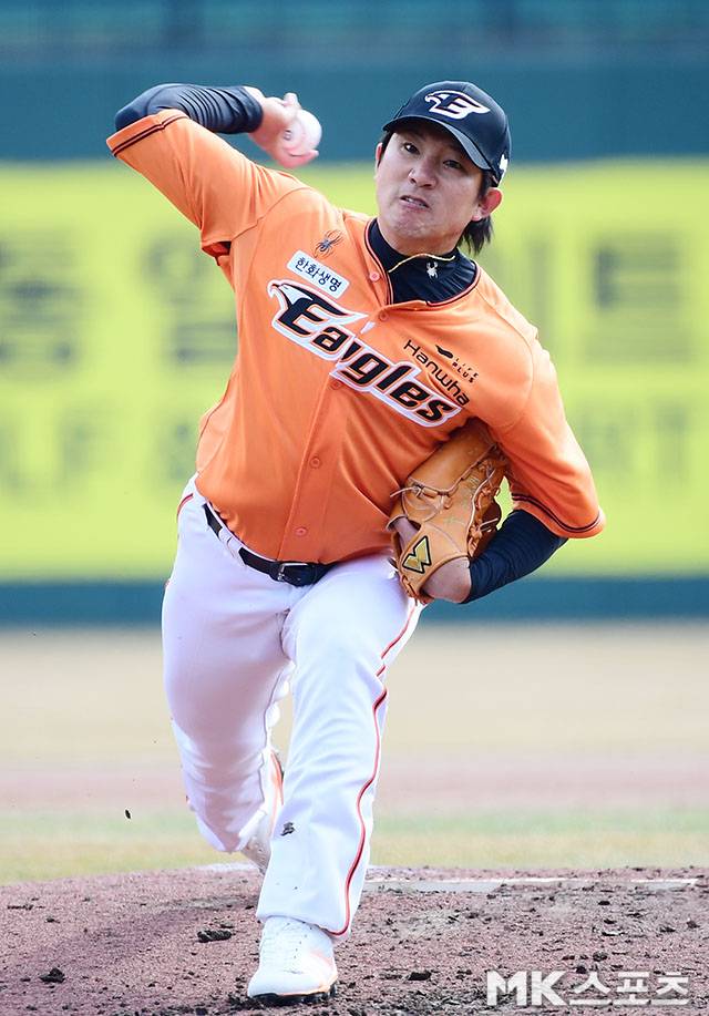 “더 열심히 노력해 팀에 보탬 되겠다”…LG 핀 스트라이프 유니폼 입게 된 김민수의 다짐