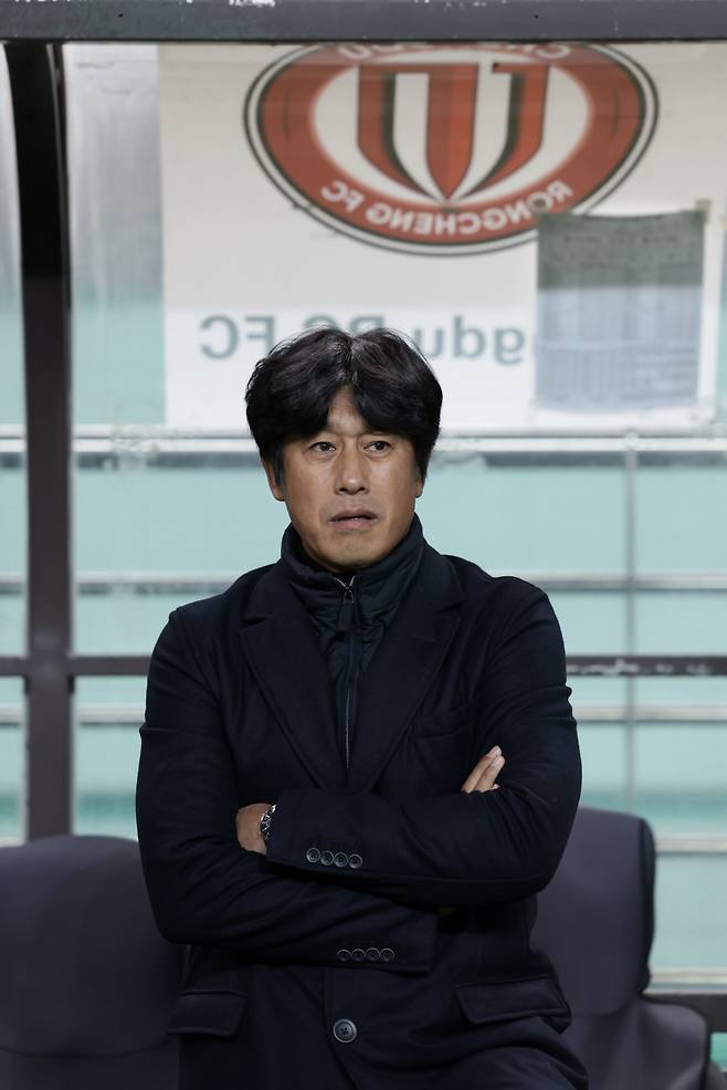 갑작스런 사임 발표, 의리의 청두 팬들…서정원 감독 배웅 위해 공항 집결