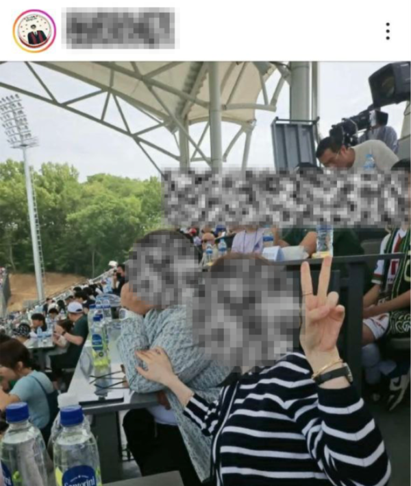 [단독] ‘조세호 방송 하차’ 부른 조폭, 김포시장 사진 속 인물과 동일인…“김포FC VIP석에도 나타났다”