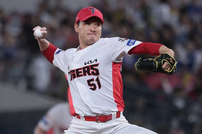 KIA, 핵심 전력 유출 속 양현종 사수... 마운드 재건에 2026 승부수