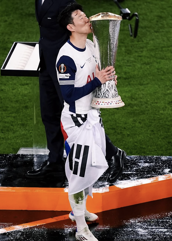 [오피셜] 손흥민 역대급 공식발표, 사상 최고의 한국인 등극...전세계 축구 ‘8대 기적’ 선정 '2025년 미라클’