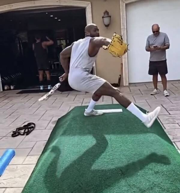 '이거 완전 반칙이네' 헤비급 챔피언이 ML 투수로 전향? '170km+ERA 1.17' 괴력 회춘 → 보스턴 '미친 도박' 대성공