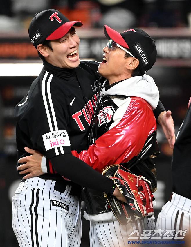 가장 몸값 많이 받을 때라서... 지금 다년계약이냐, 내년 FA냐. 우승포수, 출루왕의 선택은