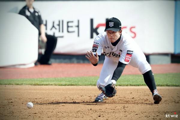 'KBO 1호 기록' 세웠는데, 크리스마스까지 빈손이라니…'무소속' 신세 홍건희의 반등 도울 팀나올까
