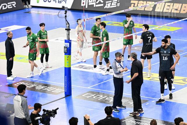 '이쯤되면 V리그 앙숙되나?'…지난 시즌에 이어 '또 충돌'한 레오와 알리 [곽경훈의 현장]