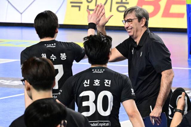 '이쯤되면 V리그 앙숙되나?'…지난 시즌에 이어 '또 충돌'한 레오와 알리 [곽경훈의 현장]