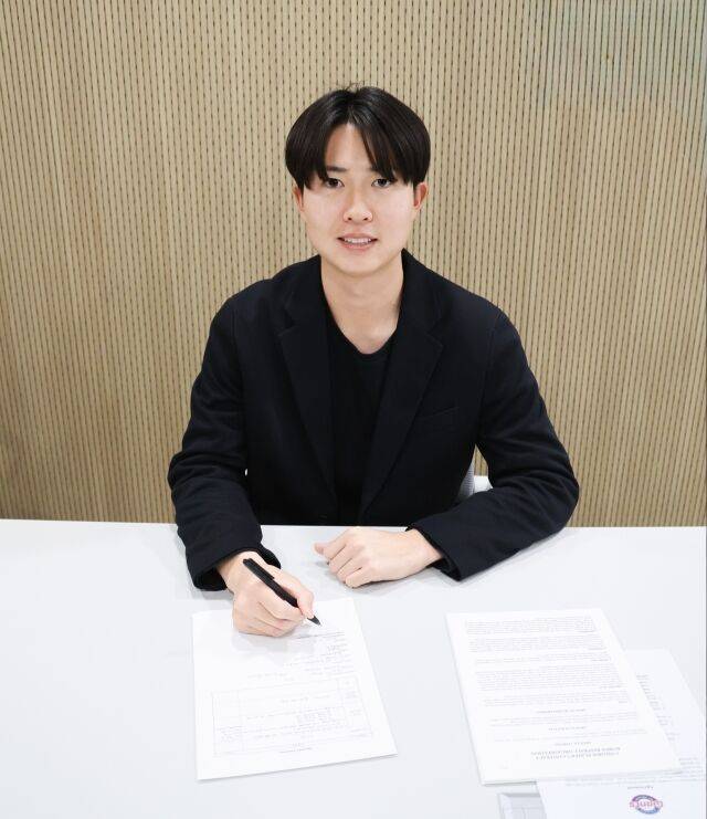 '방출→테스트→2.2억 부산행' K-POP 사랑하는 롯데 155km 日 투수, 김태형 흐뭇하게 할까