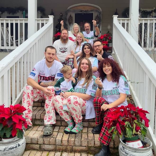 이렇게 KIA 사랑하는 외인 또 있을까…온가족 유니폼 입히고 인사까지, 17억 재계약 보람 있다