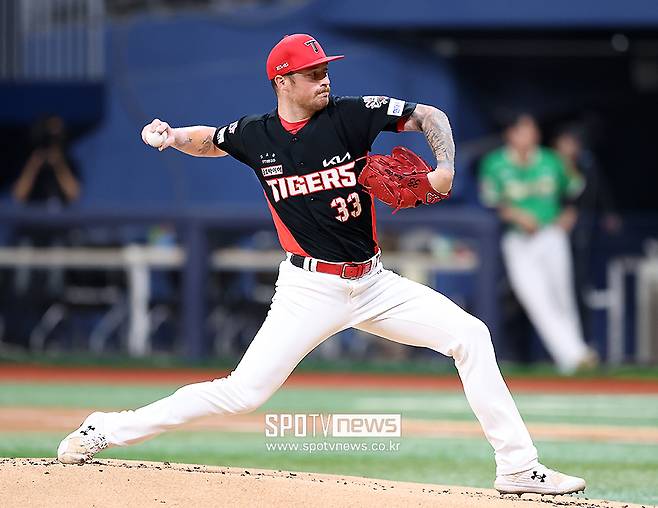 이렇게 KIA 사랑하는 외인 또 있을까…온가족 유니폼 입히고 인사까지, 17억 재계약 보람 있다