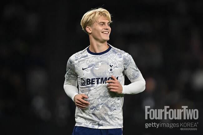 “흥민이 형은 토트넘 역사상 최고의 선수” 존경심 드러냈던 ‘06년생 꽃미남’ MF 향한 극찬…”’제라드 후계자’처럼 될 거야”