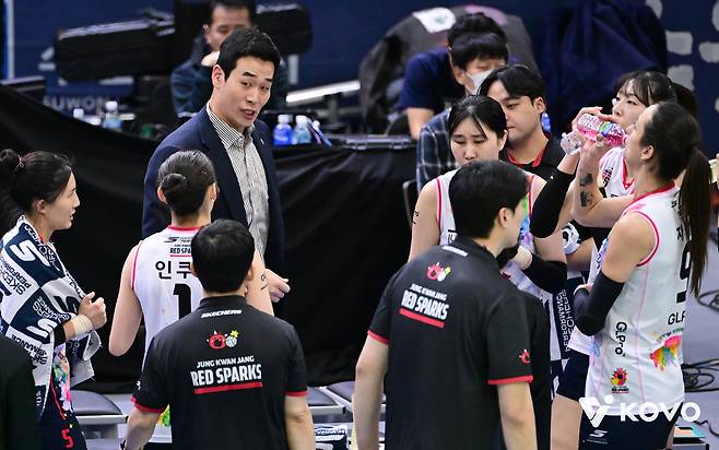 정관장 고희진 감독의 대단한 용기 “오늘도 인쿠시는 선발로 나갑니다”… 인쿠시, 리시브 약점 보완한 모습 보여줄 수 있을까 [화성 현장 프리뷰]