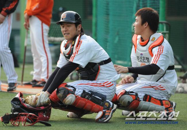 '절친' 강민호 형 도장 찍었고, 황재균 형은 은퇴해버렸다...장성우 계약은 어찌되는 건가