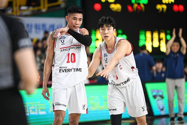 종료 8분이나 남았는데 백기…LG ‘만원관중’ 앞 망신살