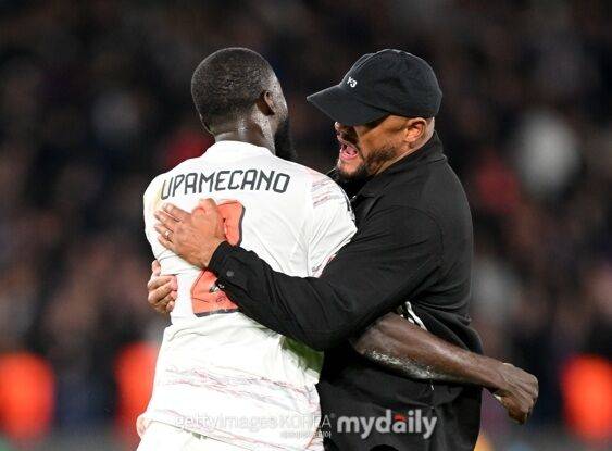 '바이에른 뮌헨 센터백, 콤파니 감독 신뢰 얻었다'…김민재와 포지션 경쟁 우위, 재계약 긍정적