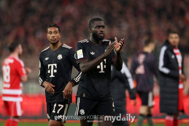 '바이에른 뮌헨 센터백, 콤파니 감독 신뢰 얻었다'…김민재와 포지션 경쟁 우위, 재계약 긍정적