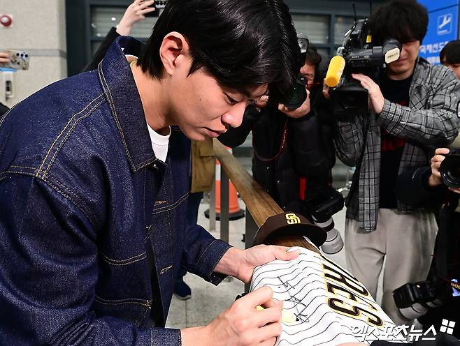 '이럴 수가' 샌디에이고, 송성문 영입으로 만족 못 했나→안 그래도 내야 경쟁 힘든데…'日 통산 248홈런' 타자에게도 관심