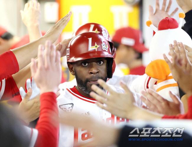 [공식발표] '25억→18억 대폭 삭감' 결국 재계약, 화이트는 17억 잔류…SSG 외국인 구성 완료