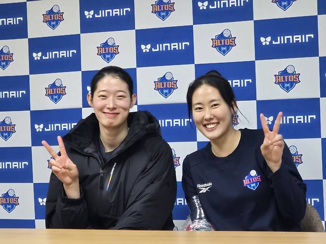 IBK의 봄배구 희망을 밝히는 한봄고 2년 선후배 박은서-최정민 “서로 믿고 올리고 때리고 있어요” [남정훈의 오버 더 네트]