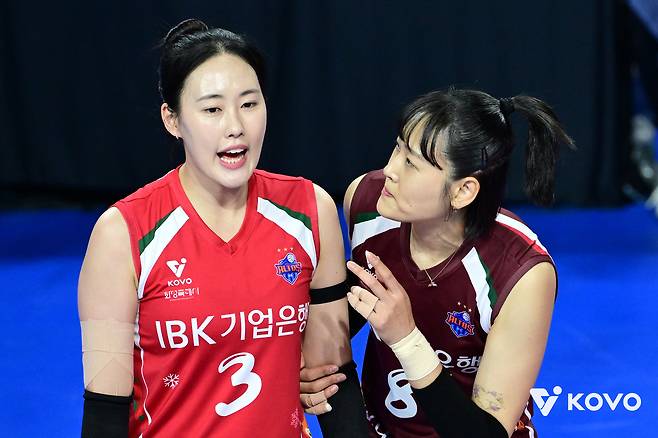 IBK의 봄배구 희망을 밝히는 한봄고 2년 선후배 박은서-최정민 “서로 믿고 올리고 때리고 있어요” [남정훈의 오버 더 네트]