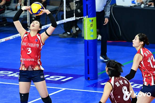 IBK의 봄배구 희망을 밝히는 한봄고 2년 선후배 박은서-최정민 “서로 믿고 올리고 때리고 있어요” [남정훈의 오버 더 네트]