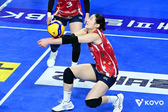 IBK의 봄배구 희망을 밝히는 한봄고 2년 선후배 박은서-최정민 “서로 믿고 올리고 때리고 있어요” [남정훈의 오버 더 네트]