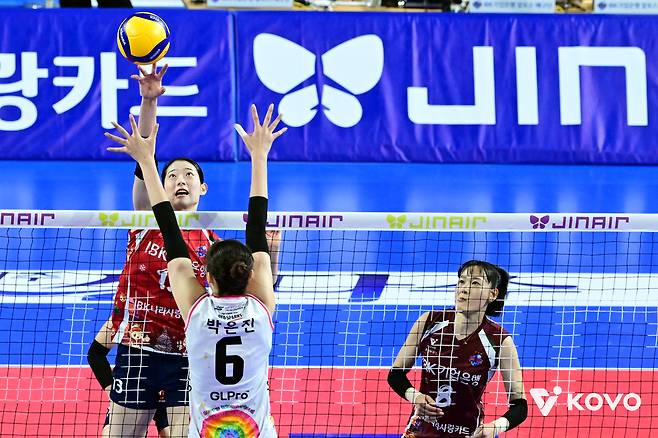 IBK의 봄배구 희망을 밝히는 한봄고 2년 선후배 박은서-최정민 “서로 믿고 올리고 때리고 있어요” [남정훈의 오버 더 네트]