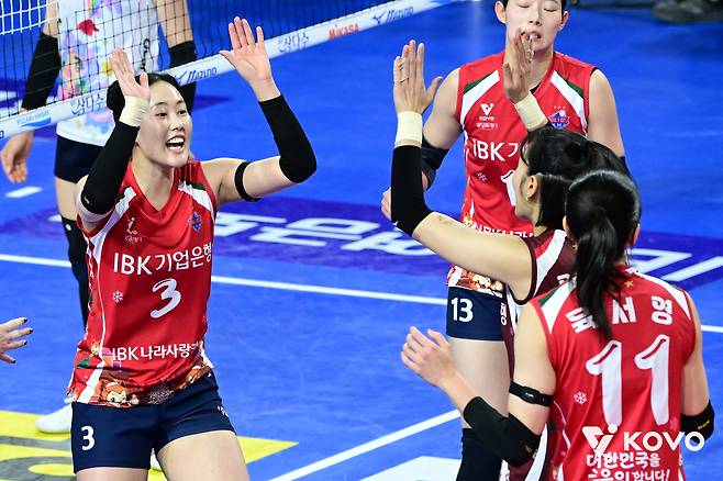 IBK의 봄배구 희망을 밝히는 한봄고 2년 선후배 박은서-최정민 “서로 믿고 올리고 때리고 있어요” [남정훈의 오버 더 네트]