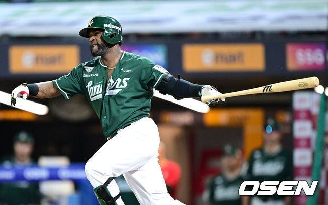 교체도 고민했는데, 7억 삭감 재계약…SSG 타격왕 절치부심 준비, 22억 홈런왕과 공존 어쩌나