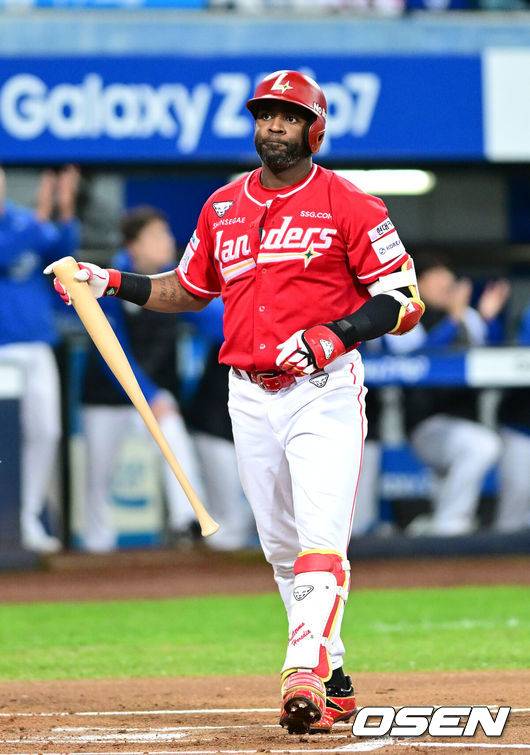 교체도 고민했는데, 7억 삭감 재계약…SSG 타격왕 절치부심 준비, 22억 홈런왕과 공존 어쩌나