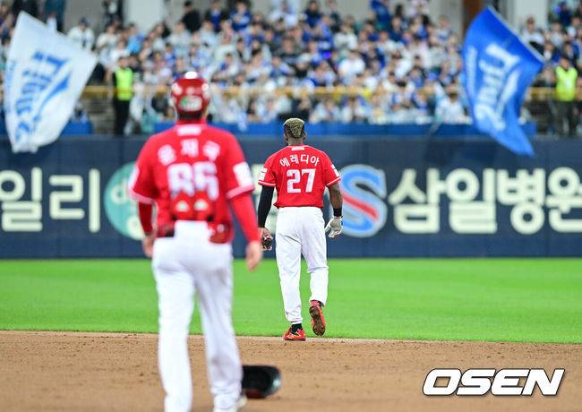 교체도 고민했는데, 7억 삭감 재계약…SSG 타격왕 절치부심 준비, 22억 홈런왕과 공존 어쩌나