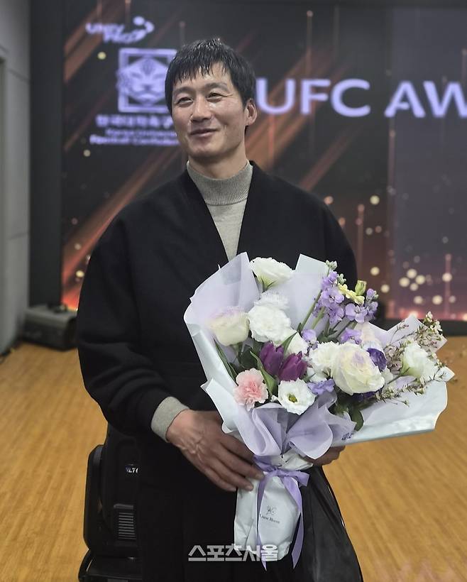 모교 아주대서 열린 대학 축구 시상식에 ‘깜짝’ 등장한 이정효 감독 “대학 축구 ‘관심’ 갖고 계속 지켜보겠다”[SS현장]