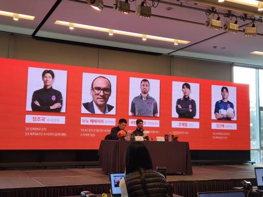 코스타 감독, 제주 코치진 공개...정조국 수석코치·김근배 GK코치 합류