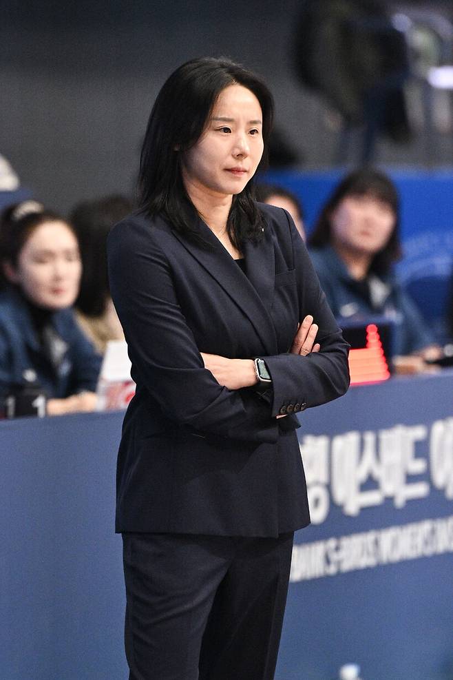 ‘패-패-패-패-패-패’ 길어지는 연패의 고리… 최윤아 감독의 한숨