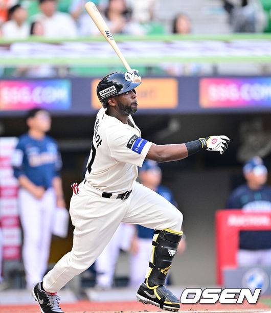 교체 위기 몰렸던 2024년 타격왕, 연봉 7억 삭감 재계약 “프로의 세계는 냉정하니까…”