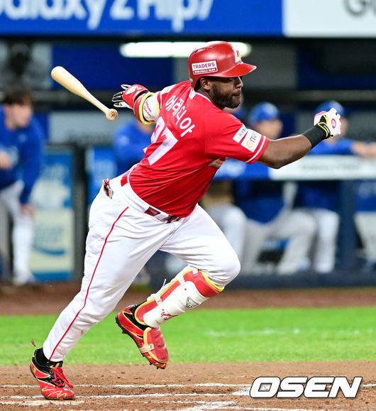 교체 위기 몰렸던 2024년 타격왕, 연봉 7억 삭감 재계약 “프로의 세계는 냉정하니까…”