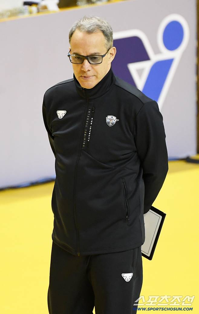 '4연패→6위 부진' 우리카드, 결국 사령탑 결별 택했다…박철우 감독체제 돌입