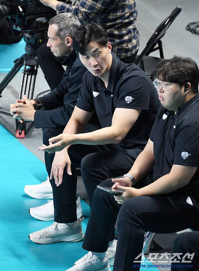 '4연패→6위 부진' 우리카드, 결국 사령탑 결별 택했다…박철우 감독체제 돌입