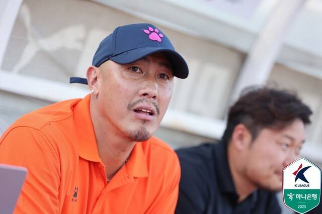 [오피셜] 98만 대도시 시민구단의 신고식... 화성 차두리 감독,