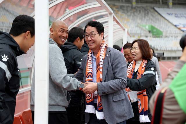 [오피셜] 98만 대도시 시민구단의 신고식... 화성 차두리 감독,