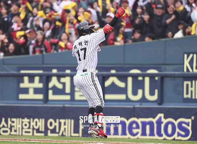 LG 진짜 이러고 우승했다고? 박해민 갈비뼈 금갔는데 호수비에 홈런, 박동원 허리 붙잡고 쐐기포 쾅