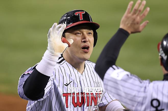 LG 진짜 이러고 우승했다고? 박해민 갈비뼈 금갔는데 호수비에 홈런, 박동원 허리 붙잡고 쐐기포 쾅