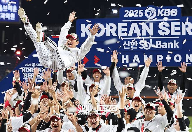 LG 진짜 이러고 우승했다고? 박해민 갈비뼈 금갔는데 호수비에 홈런, 박동원 허리 붙잡고 쐐기포 쾅