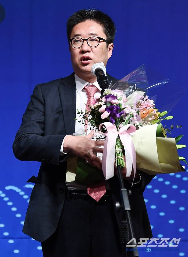 '이대호, 홍성흔 아니다' 초미의 관심, 울산 초대 감독 후보는 장원진-윤해진...단장엔 SSG 출신 류선규 포함