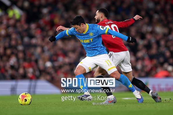 '치명적 실책+부상' 최악의 위기 놓인 한국인, 정말 어쩌나...'최하위' 울버햄튼, 맨유와 힘겨운 1-1 무승부