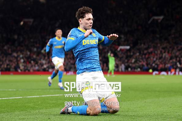 '치명적 실책+부상' 최악의 위기 놓인 한국인, 정말 어쩌나...'최하위' 울버햄튼, 맨유와 힘겨운 1-1 무승부